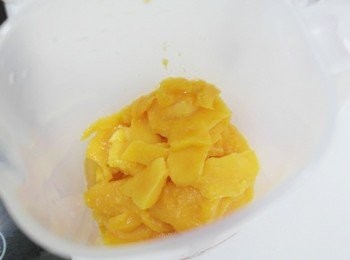 step4: 將芒果將成小塊狀並且倒入牛奶液以及吉利丁液。