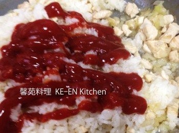 step2: 雞肉炒至變白後倒入白飯、蕃茄醬、鹽、白胡椒粉炒勻、裝盤備用