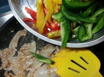 step7: 加入三色椒炒勻