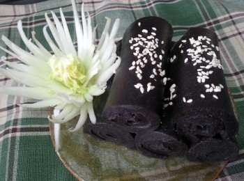 step8: 將芝麻卷卷起,面灑上少量已炒香的白芝麻即可