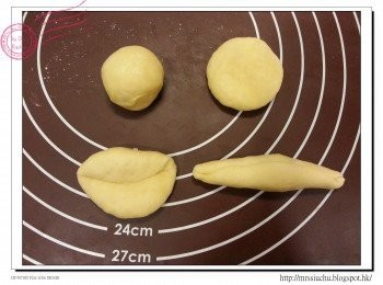 step4: 完成醒麵後, 拍打麵團排出空氣, 由較遠方開始向自己方向摺, 用手指按實接口。如此類推把麵團搓成條狀。用掌心把麵團揉長一點, 大約25cm。中間粗, 兩邊幼。