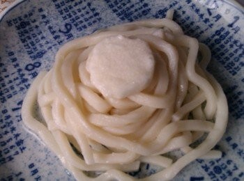 step8: 將冰鎮後的烏龍麵撈起擺盤，放入一小塊山藥於上層