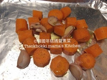 step4: 準備焗盤鋪上鍚紙，蒜粒不用去皮，紅蘿蔔去皮後切段，然後淋上橄欖油拌勻，灑適量鹽和胡椒粉，待用。