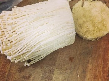 step1: 先把金針菇的頭切掉。