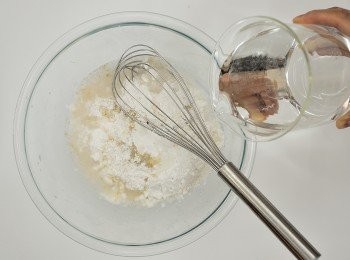 step5: 邊倒水邊用打蛋器攪拌成米漿。