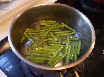 step2: 把豆角切段後, 用滾水灼1分鐘