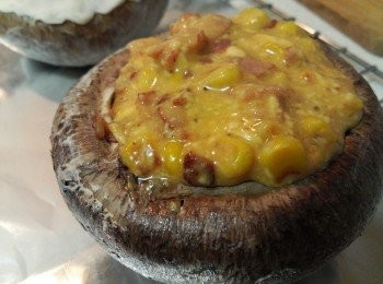 step5: 將餡料平均倒進兩個大磨菇中