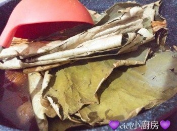 step7: 把荷葉放入鍋中，再煲15分鐘，熄火焗半小時。煲沸後，下鹽調味，即成