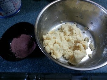 step4: 加入紫薯粉5g拌勻搓成粉糰