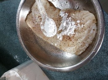 step3: 光波爐用高架,預熱210度,魚柳入爐前兩邊先沾滿生粉