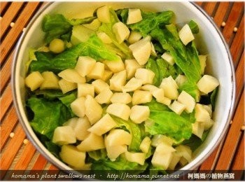 step4: 把切成塊狀的埔里茭白筍(波浪筍)，也放入至碗盤中。