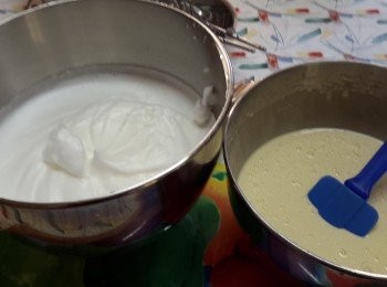 step4: 先將小許蛋白加入蛋漿輕輕攪勻，然後將蛋漿倒入蛋白快手輕輕攪勻，再倒入烤盆，在桌上敲幾下後放進烤爐，烤一小時