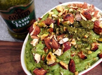 step4: 在牛油果醬上淋上橄欖油，加上1湯匙意式香草醬，最後灑上杏仁碎增加口感。