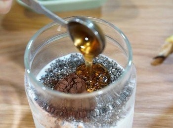 step2: 依次序加入鮮奶、奇亞籽、可可粉和楓樹糖，然後拌勻。