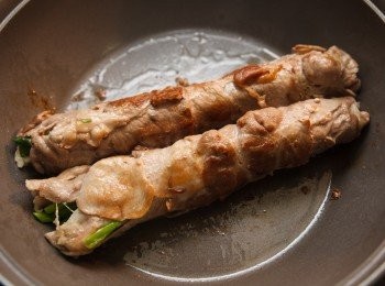 step3: 起油鍋，把蔥肉捲下鍋油煎。(各面都要煎到)