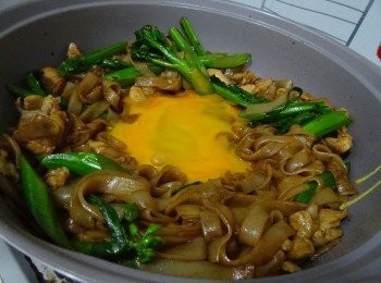 step6: 在鍋中央撥開一個洞， 下1茶匙油，倒進蛋液兜炒至成蛋花便可上碟。