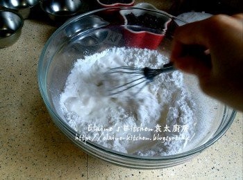 step2: 煮糖水期間將85g粘籽粉及55g澄麵用隔篩 , 篩入大碗內 , 加入1/2杯水拌勻
