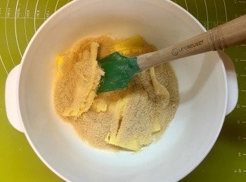 step2: 開始做<span class="group_2">菠蘿皮</span>！
將牛油同糖搞混。