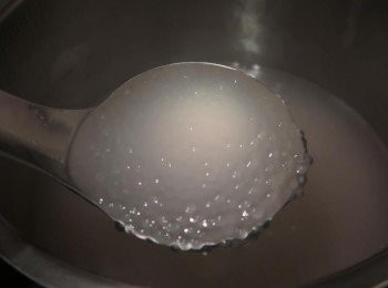 step3: 熄火後，上蓋悶10-12分鐘，西谷米即呈現晶瑩剔透的模樣。