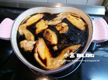 step3: 然後注入同等份量的雞湯、紹興酒和冰糖煮溶(煮瑞士汁味道偏甜)。