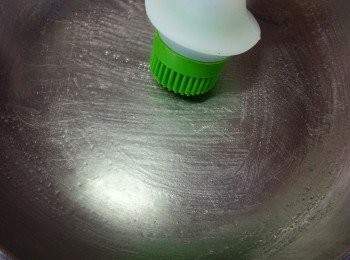 step3: 蒸碟先掃上一層油