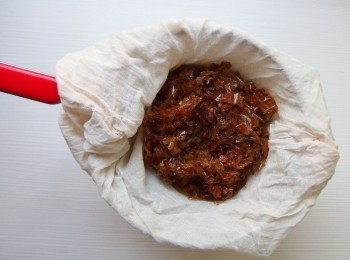step6: 稍做泠卻後，使用紗布及濾網，取得醬汁。