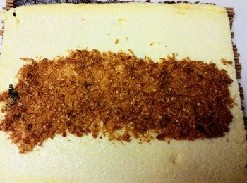 step3: 在蛋糕上抹上適量的美乃滋在灑上香鬆