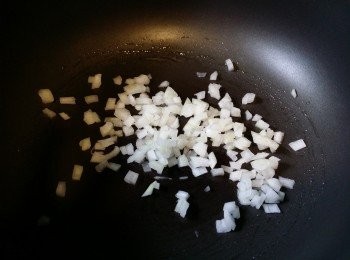 step2: 少許橄欖油炒香洋蔥粒