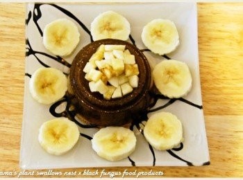 step3: 在黑木耳健康凍上層與四周，放入切成丁狀與片狀的香蕉。