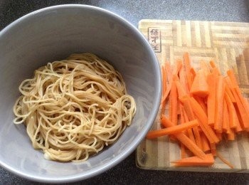 step3: 雞湯與水混合煮熱做湯，蝦子麵先煮好放碗中，甘荀絲稍灼一下，與餃子排入碗中，注入湯，撒上蔥花炸蒜蓉即成。