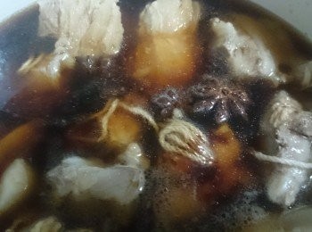 step3: 先大火滾一下之後小火 ，1小時多（我大概1小時10，悶30分鐘）