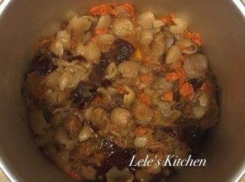 step3: 接著將剩下的<span class="group_1">食材</span>用湯勺壓爛，讓香氣釋放出來~
接著倒入剩下的800ml，外鍋一杯水繼續煮。