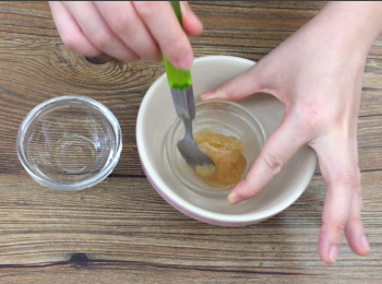 step1: <span class="group_2">班蘭<span class="group_3">椰汁糕</span></span>做法：
將魚膠粉用凍水開勻，用熱水坐溶備用。