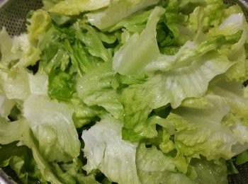 step1: 將生菜清洗隔乾水份