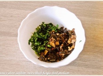 step3: 青檸酸辣黑菇醬與九層塔用菜刀剁碎後，放入碗中，倒入青檸酸辣黑菇醬的醬汁後拌勻。