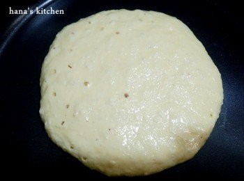 step5: 把鍋子移回瓦斯爐後,舀一大匙麵糊倒入鍋中,開極小火慢慢讓它煎熟