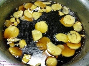 step2: 可樂煮滾後，加入薑片煮至出味。