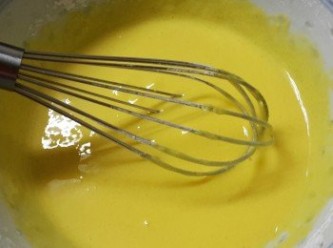 step2: 另一個碗，將糖及粟粉拌勻，再加入蛋黃拌勻
