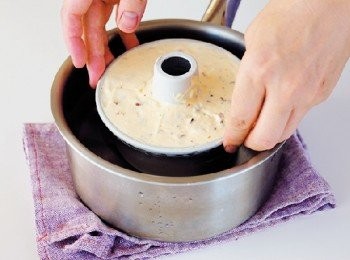step14: 將模具浸在40∼50℃的熱水中3秒左右，使蛋糕與模具鬆開