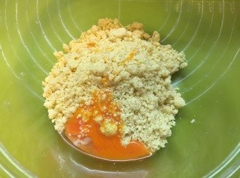 step3: 搓成粒狀後加入蛋黃。