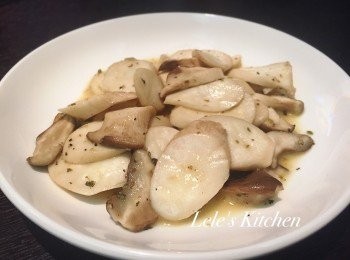 step3: 才剛煎完，屋內滿滿都是杏鮑菇的香味了~~
剩下一些些湯汁，拿來拌飯也超好吃！
一道超簡單的新手上菜秀
包準讓大家都吃得津津有味哦^^