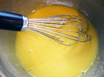 step6: 蛋黄的部分和另一半的细砂糖（75g）混合，攪拌至砂糖完全溶解。