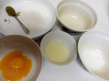 step1: 亞洲地區朋友雞蛋最好是冰箱冷藏過。歐洲朋友由於氣候比較高就不需要放冰箱冷藏過也OK。

準備好【蛋黄糊】材料：
蛋白和蛋黃分離。低筋粉和抹茶粉混合提前過一次篩。