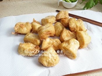 step4: 再轉慢火慢慢炸10分鐘成金黃色 , 盛起放在廚紙上吸取油份