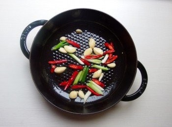 step3: 蒜頭、辣椒、蔥段先入鍋爆香。