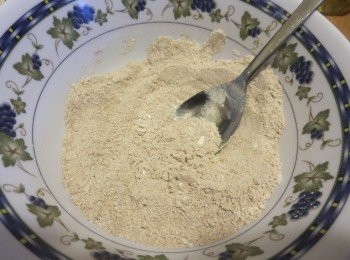 step2: 將低份，泡打粉和米祿粉充分混合均匀，不然就会出现大气泡，過筛兩次。