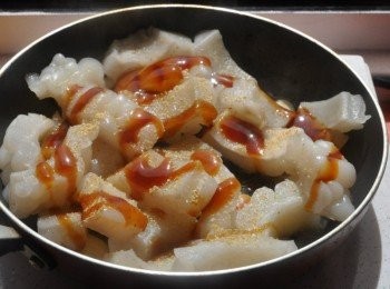 step7: 先放入蠔油膏、灑些香蒜粒及少許香菇鹽拌炒