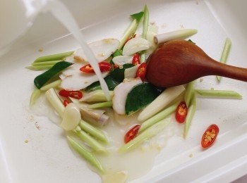 step5: 取一淺鍋燒熱油1茶匙，倒入料頭爆香，倒入魚湯，煮滾後轉小火煮5-8分鐘至香料味道釋出，加入魚露和糖調味。