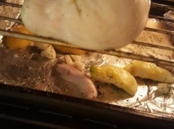 step6: 預熱焗爐, 放乳豬在架上焗, 雞湯及榨完汁的檸檬焗盤在架下