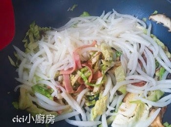 step6: 下銀針粉兜炒，倒入<span class="group_2">調味料</span>拌勻，煮至收汁，放入蔥段，炒勻，盛起。